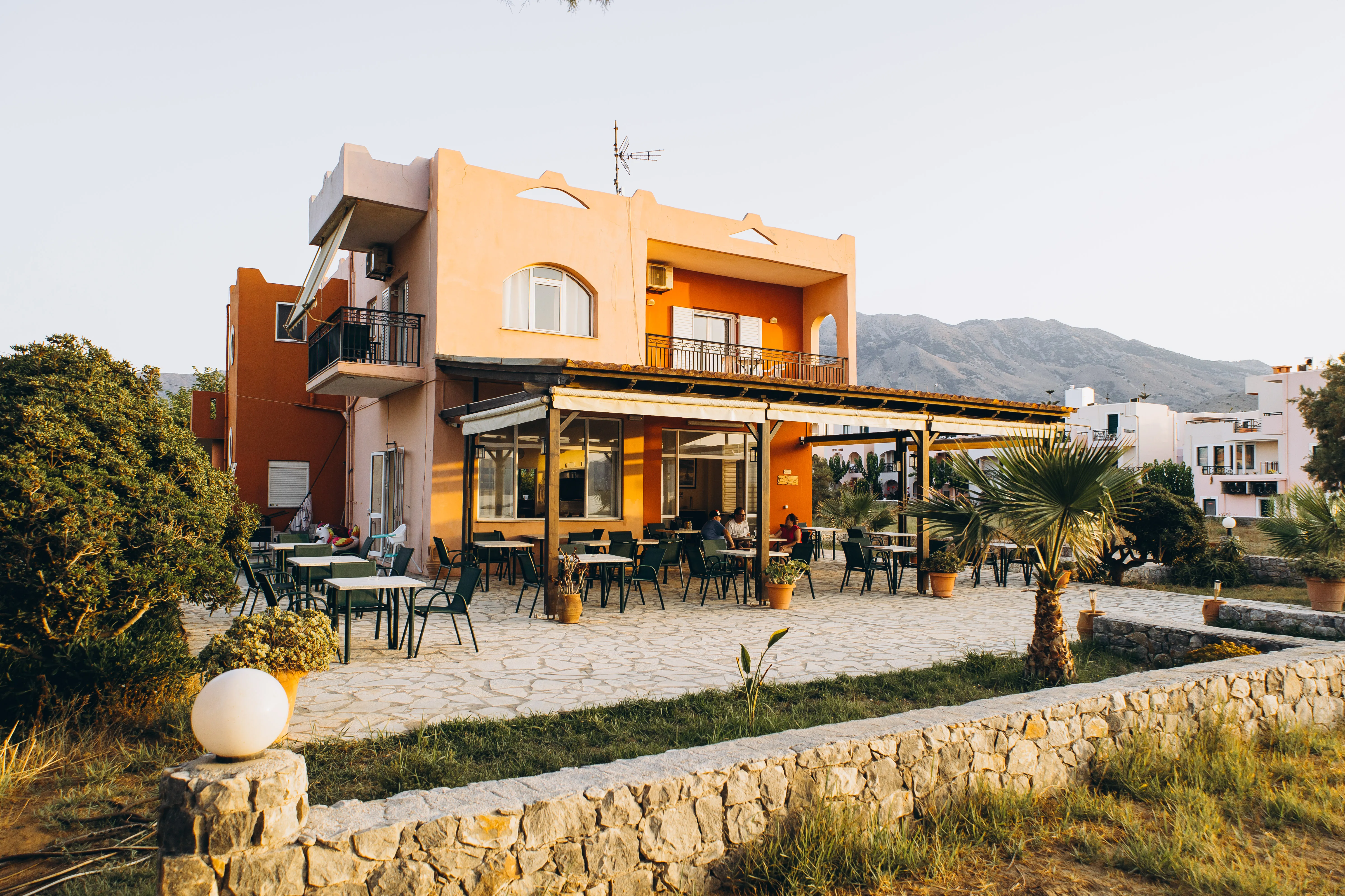 Taverna Akrogiali auf Kournas Beach, Kreta, mit Terrasse und Blick aufs Meer